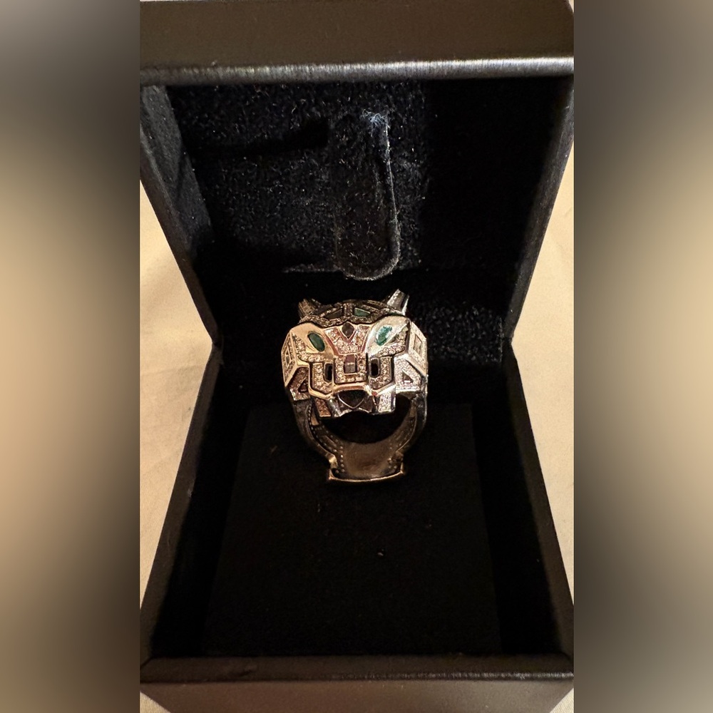 Gorgeous Panther Head Ring With emerald eyes